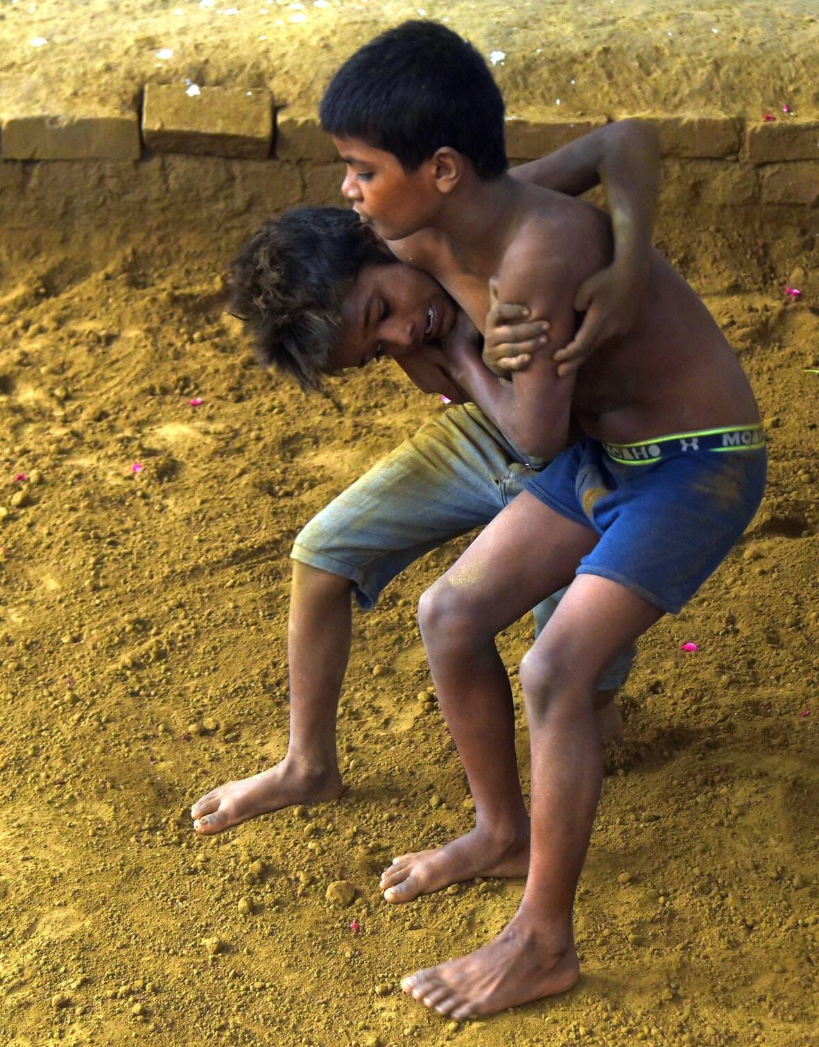 नाग पंचमी पर फिर दिखे कुश्ती के पारंपरिक रंग नाग पंचमी पर फिर दिखे कुश्ती के पारंपरिक रंग