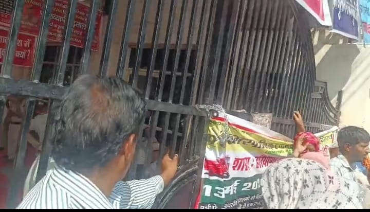 निगम कर्मचारी अपनी मांगों को लेकर विरोध प्रर्दशन करते। स्त्रोत- यूनियन
