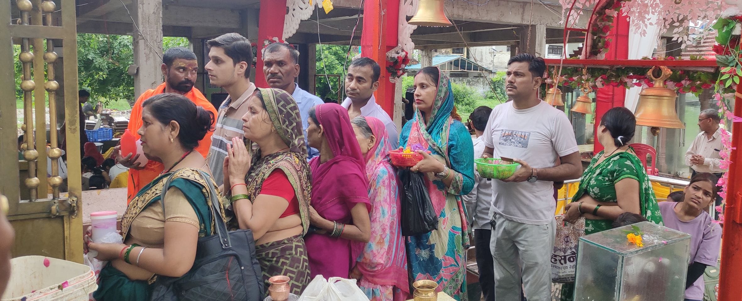 नागपंचमी पर मलिकमऊ कॉलोनी स्थित मंदिर में नागदेव की पूजा अर्चना करते भक्त। नागपंचमी पर मलिकमऊ कॉलोनी स्थित मंदिर में नागदेव की पूजा अर्चना करते भक्त।