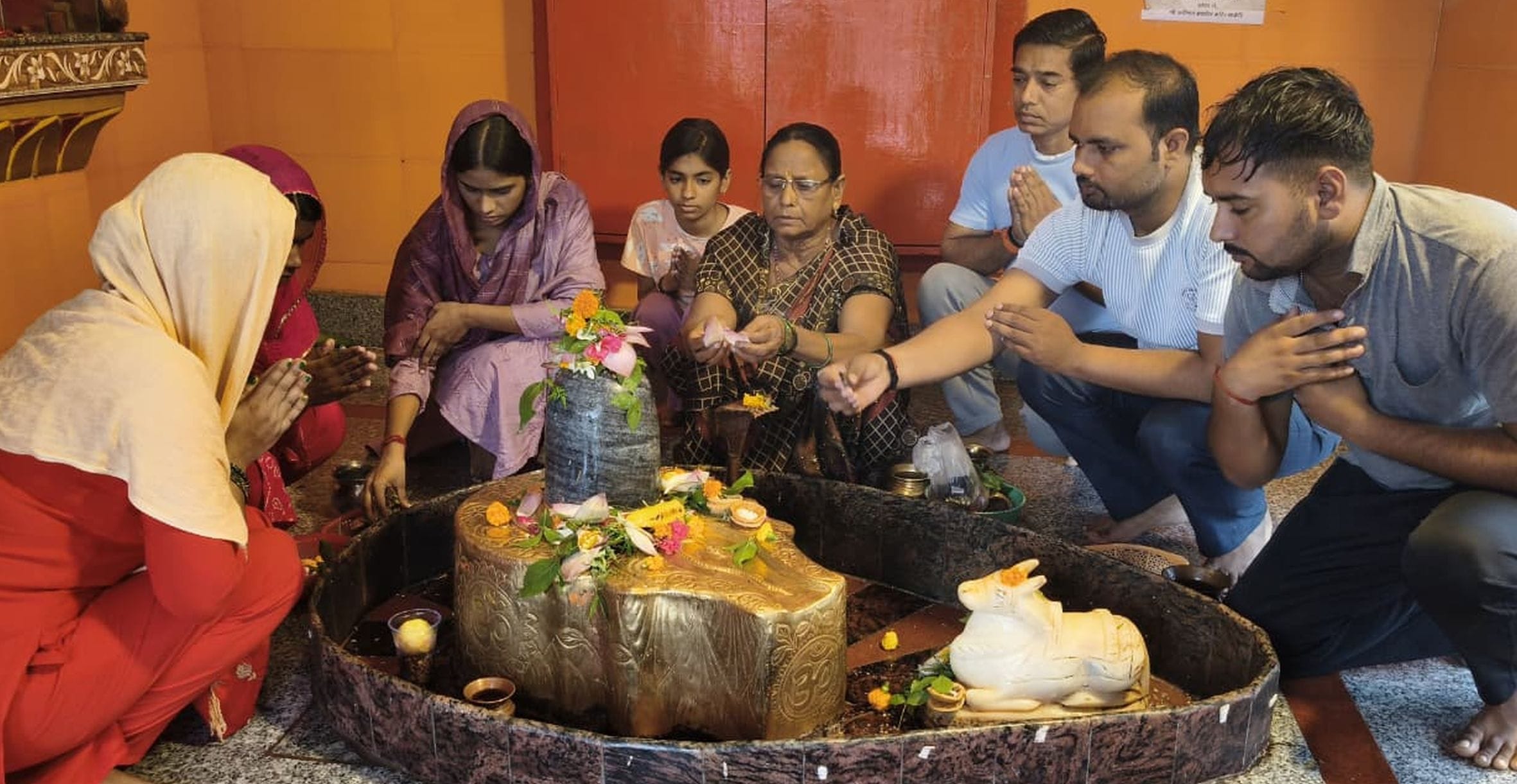 नागपंचमी पर मलिकमऊ कॉलोनी स्थित मंदिर में नागदेव की पूजा अर्चना करते भक्त। नागपंचमी पर मलिकमऊ कॉलोनी स्थित मंदिर में नागदेव की पूजा अर्चना करते भक्त।