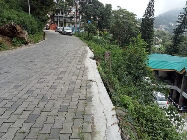 नगर निगम धर्मशाला के कोतवाली बाजार वार्ड के तहत आते गुरुद्वारा रोड स्थित उद्यान विभाग के पास बि