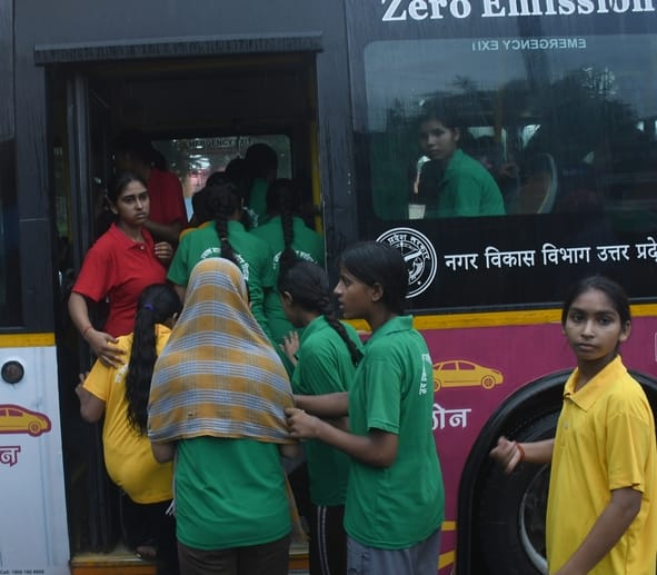 नाराज छात्राओं ने किया प्रदर्शन