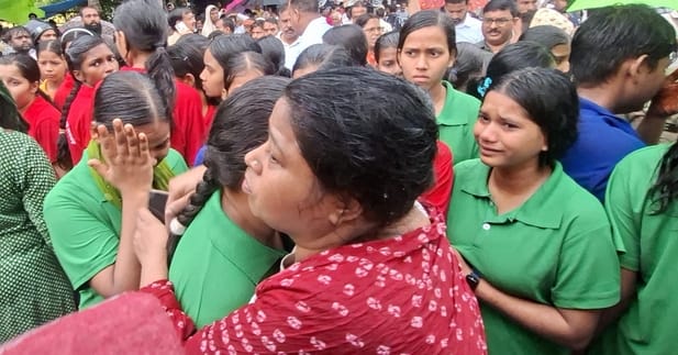 नाराज छात्राओं ने किया प्रदर्शन