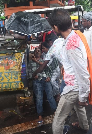 नाराज छात्राओं ने किया प्रदर्शन