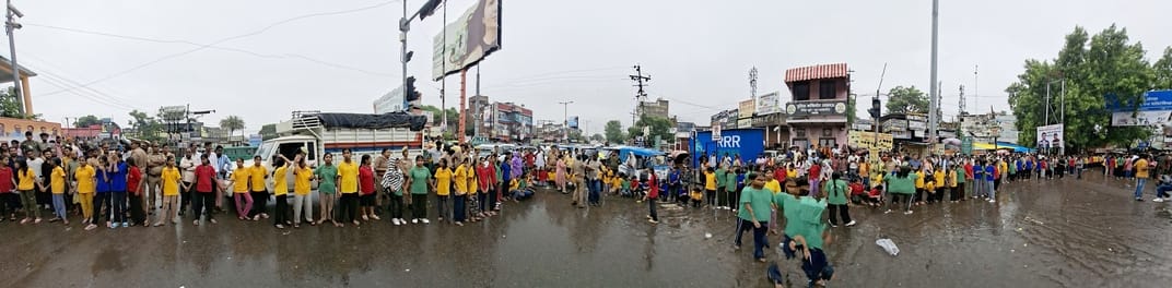 नाराज छात्राओं ने किया प्रदर्शन