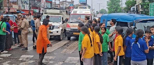 नाराज छात्राओं ने किया प्रदर्शन