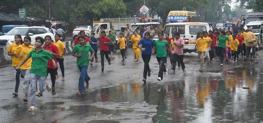 नाराज छात्राओं ने किया प्रदर्शन
