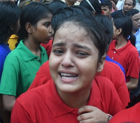 नाराज छात्राओं ने किया प्रदर्शन
