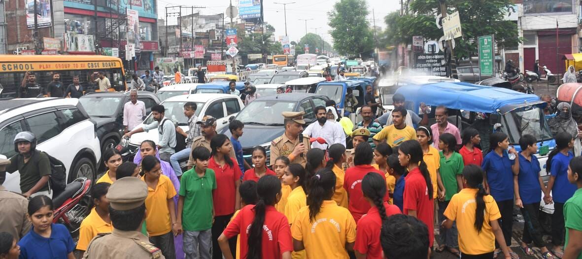 नाराज छात्राओं ने किया प्रदर्शन