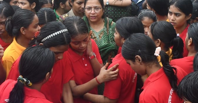 नाराज छात्राओं ने किया प्रदर्शन