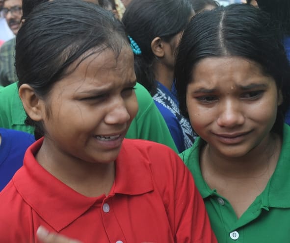 नाराज छात्राओं ने किया प्रदर्शन