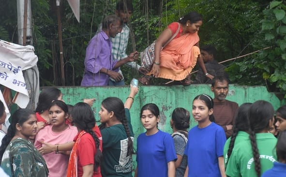 नाराज छात्राओं ने किया प्रदर्शन