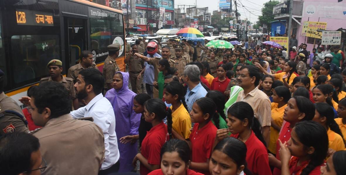 नाराज छात्राओं ने किया प्रदर्शन