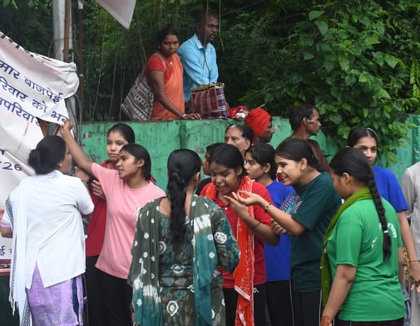 नाराज छात्राओं ने किया प्रदर्शन