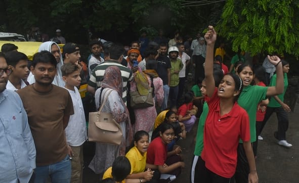 नाराज छात्राओं ने किया प्रदर्शन