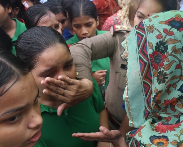 नाराज छात्राओं ने किया प्रदर्शन