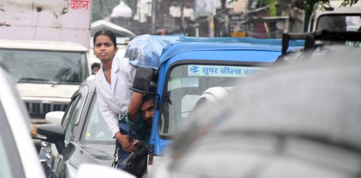नाराज छात्राओं ने किया प्रदर्शन
