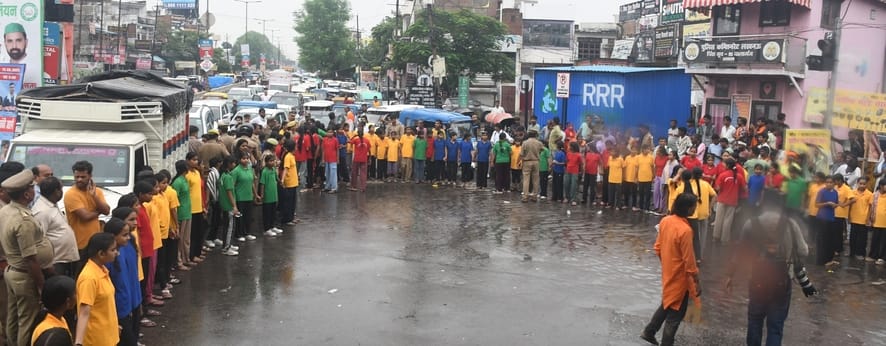 नाराज छात्राओं ने किया प्रदर्शन