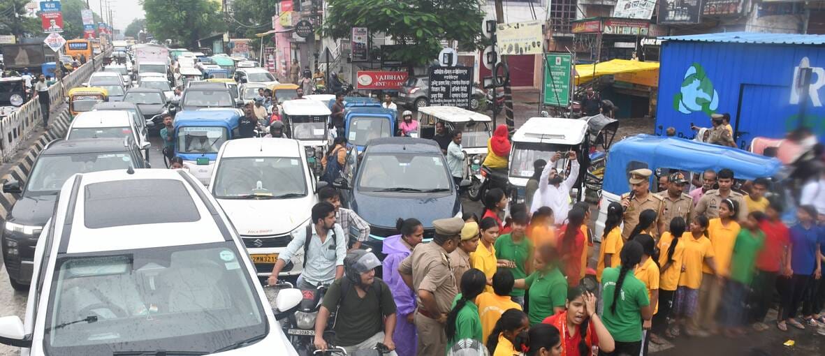 नाराज छात्राओं ने किया प्रदर्शन