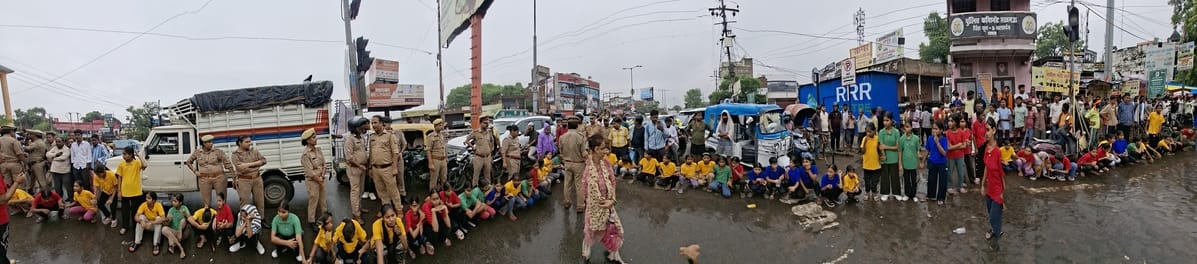 नाराज छात्राओं ने किया प्रदर्शन