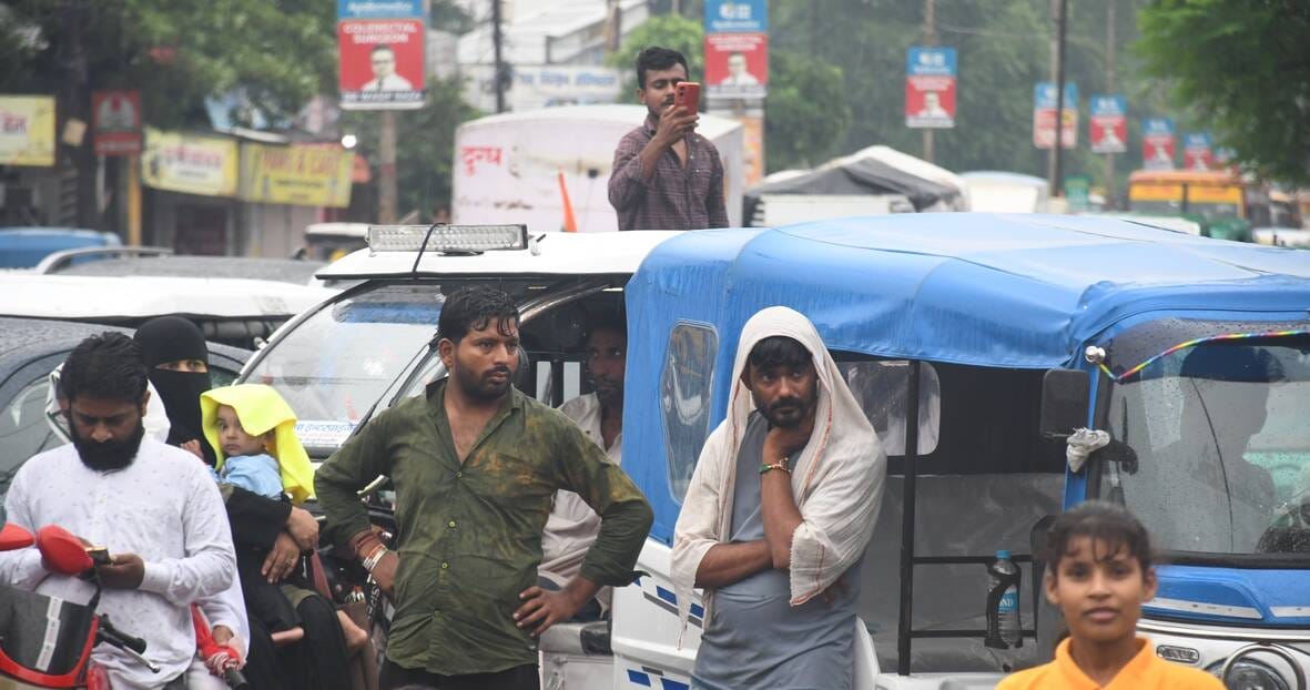 नाराज छात्राओं ने किया प्रदर्शन
