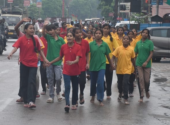 नाराज छात्राओं ने किया प्रदर्शन