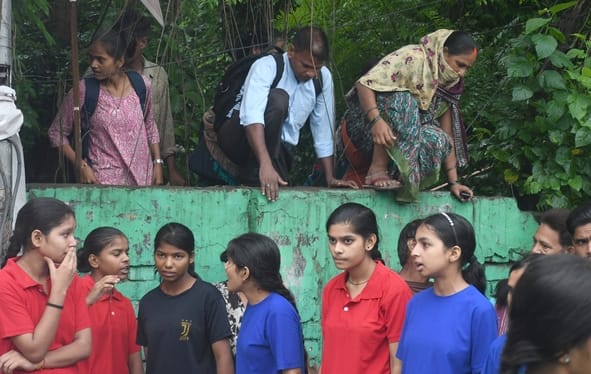 नाराज छात्राओं ने किया प्रदर्शन