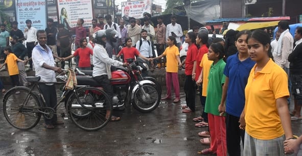 नाराज छात्राओं ने किया प्रदर्शन
