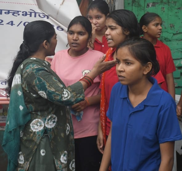 नाराज छात्राओं ने किया प्रदर्शन