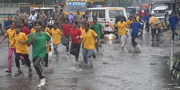नाराज छात्राओं ने किया प्रदर्शन