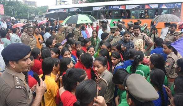 नाराज छात्राओं ने किया प्रदर्शन