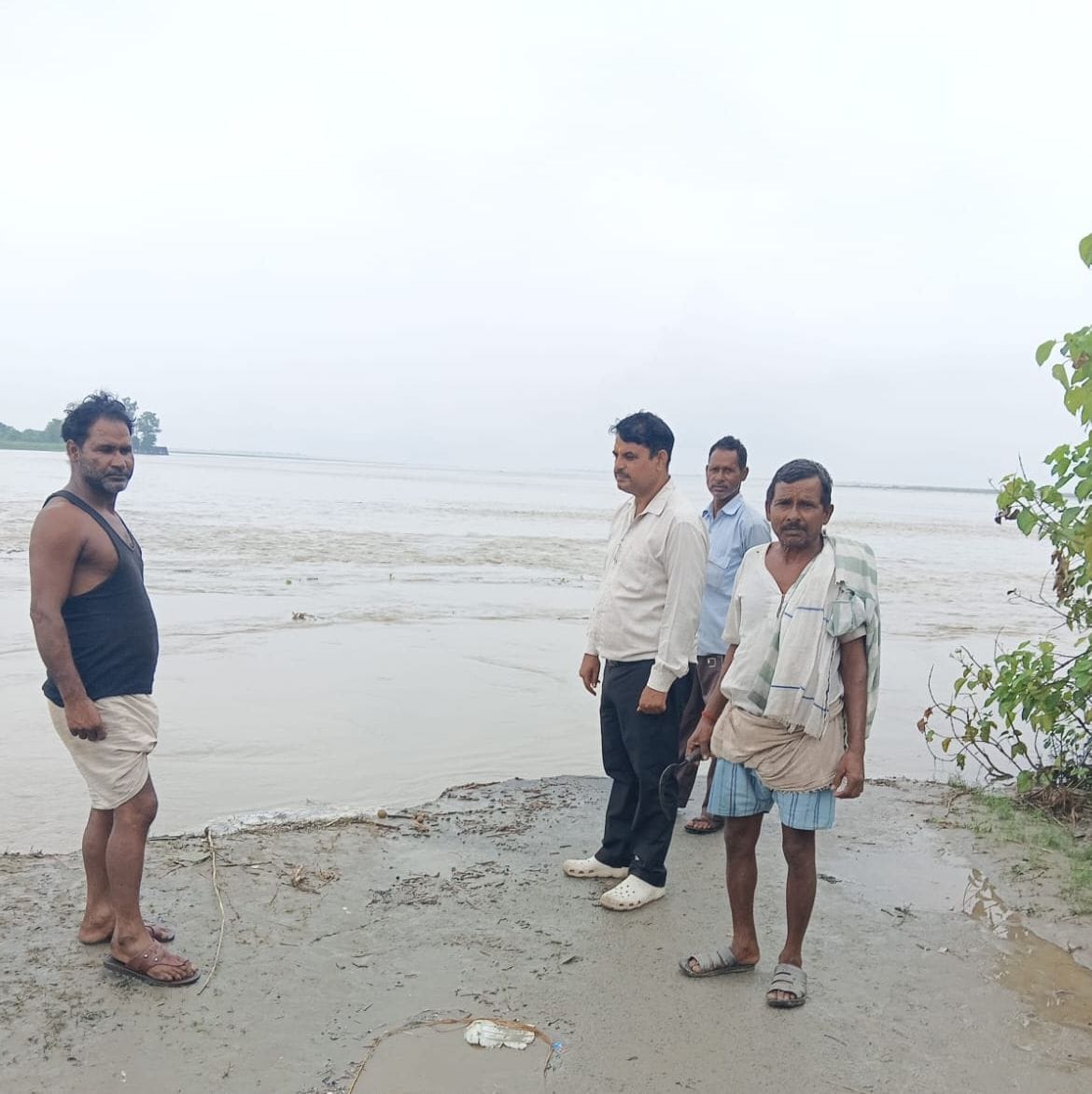 ओझापुरवा के रास्तों पर भरा बाढ़ का पानी। संवाद ओझापुरवा के रास्तों पर भरा बाढ़ का पानी। संवाद