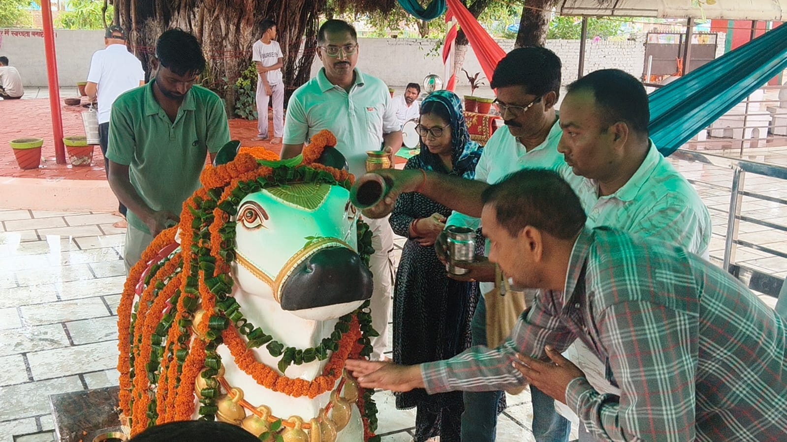 औद्योगिक क्षेत्र के शिव मंदिर में शिवलिंग की सफाई करता श्रद्धाुलु। संवाद औद्योगिक क्षेत्र के शिव मंदिर में शिवलिंग की सफाई करता श्रद्धाुलु। संवाद