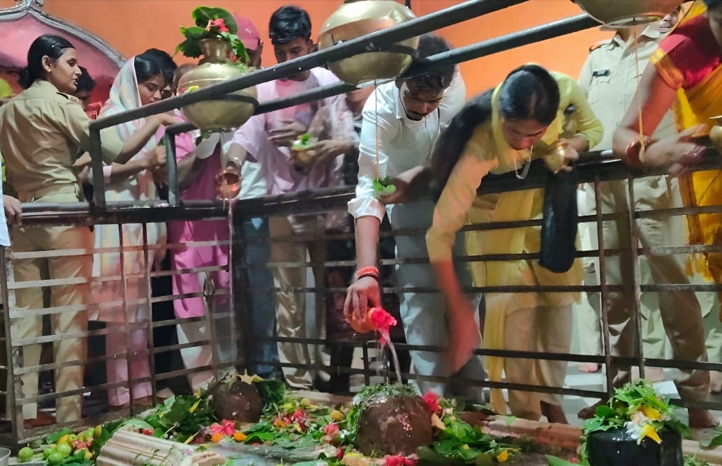 पडरौना क्षेत्र के सिंधुआ शिव मंदिर परिसर में जलाभिषेक करते भक्त। संवाद पडरौना क्षेत्र के सिंधुआ शिव मंदिर परिसर में जलाभिषेक करते भक्त। संवाद