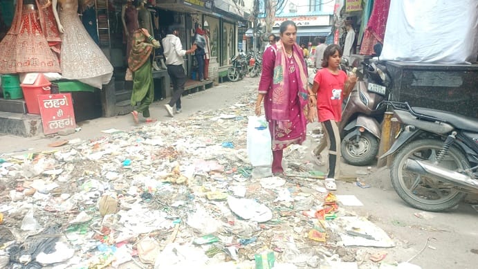 पालिका बाजार कार्यालय के नीचे नारेबाजी करते निगम कर्मचारी। संवाद पालिका बाजार कार्यालय के नीचे नारेबाजी करते निगम कर्मचारी। संवाद