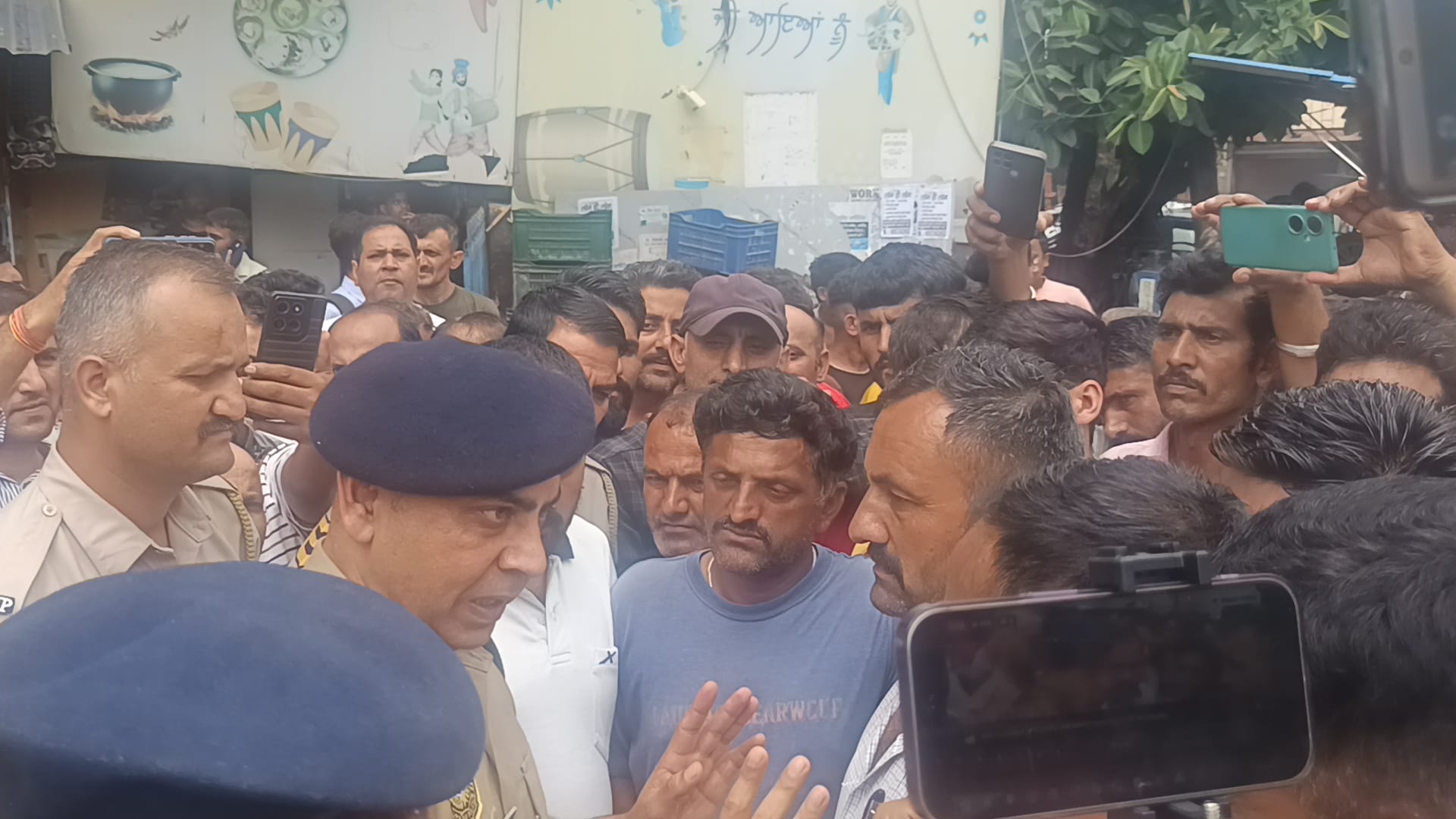 पांवटा साहिब में हत्याकांड मामले में आरोपियों की गिरफ्तारी की मांग पर बस स्टैंड मार्ग पर चक्का 