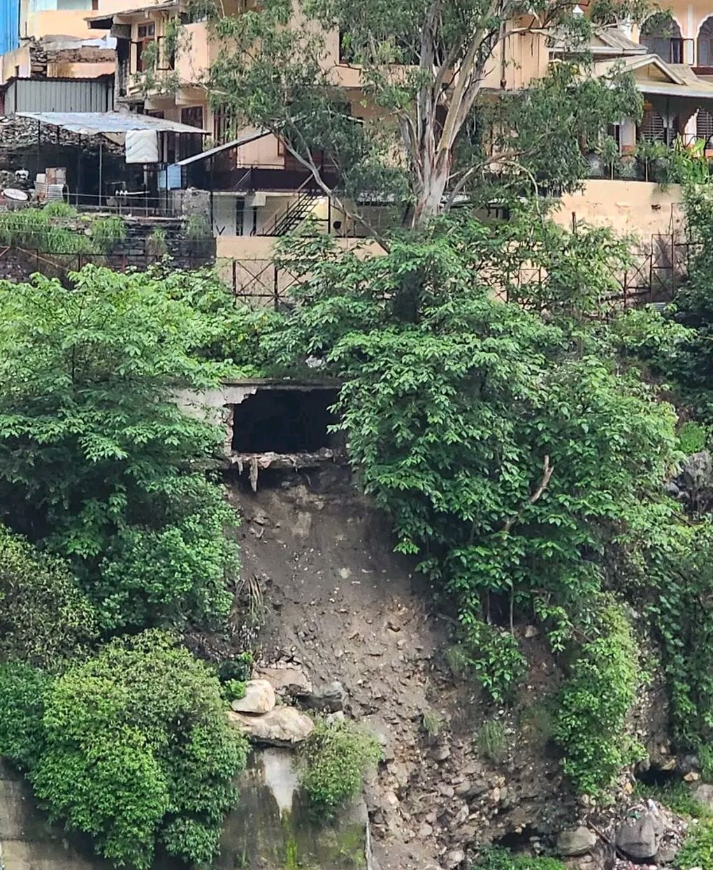 रामपुर के सत्यनारायण मंदिर ट्रस्ट के पदाधिकारी नप अध्यक्ष को ज्ञापन सौंपते हुए। स्रोत : जागरूक रामपुर के सत्यनारायण मंदिर ट्रस्ट के पदाधिकारी नप अध्यक्ष को ज्ञापन सौंपते हुए। स्रोत : जागरूक