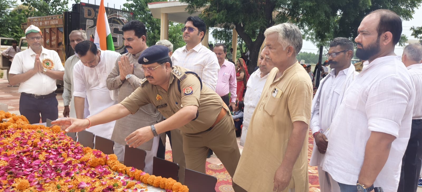 सरधना। भामौरी में कार्यक्रम में गोलीकांड में शहीद हुए पांच स्वतंत्रता सेनानियों के वंशजों को सम