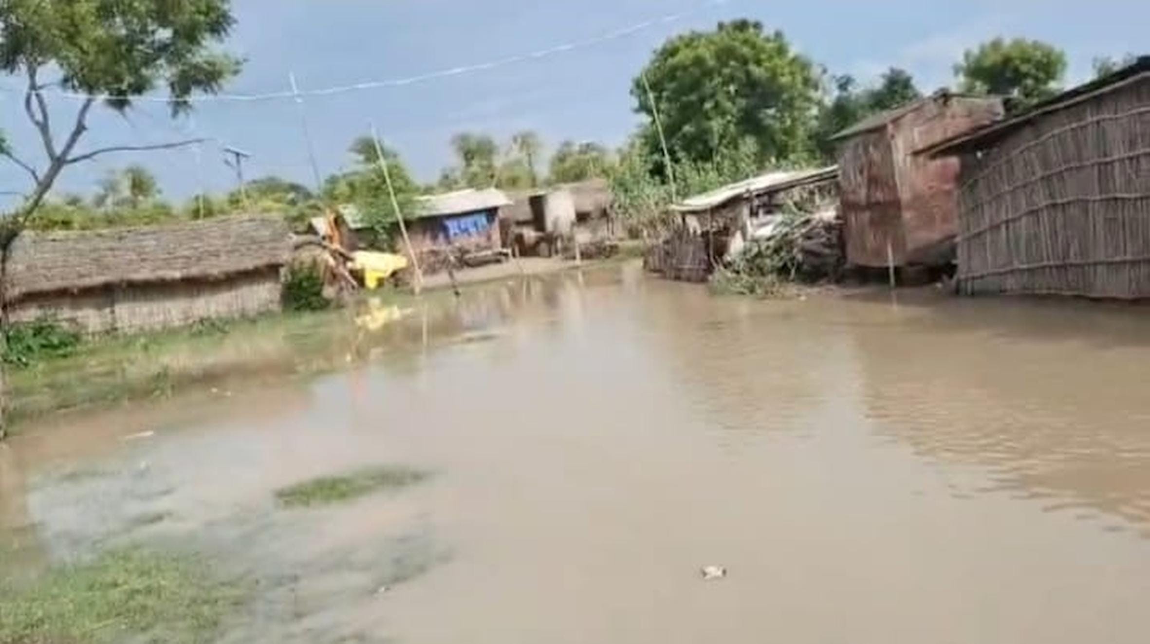 सरयू में बाढ़ से गांवों में बिगड़े हालात। सरयू में बाढ़ से गांवों में बिगड़े हालात।