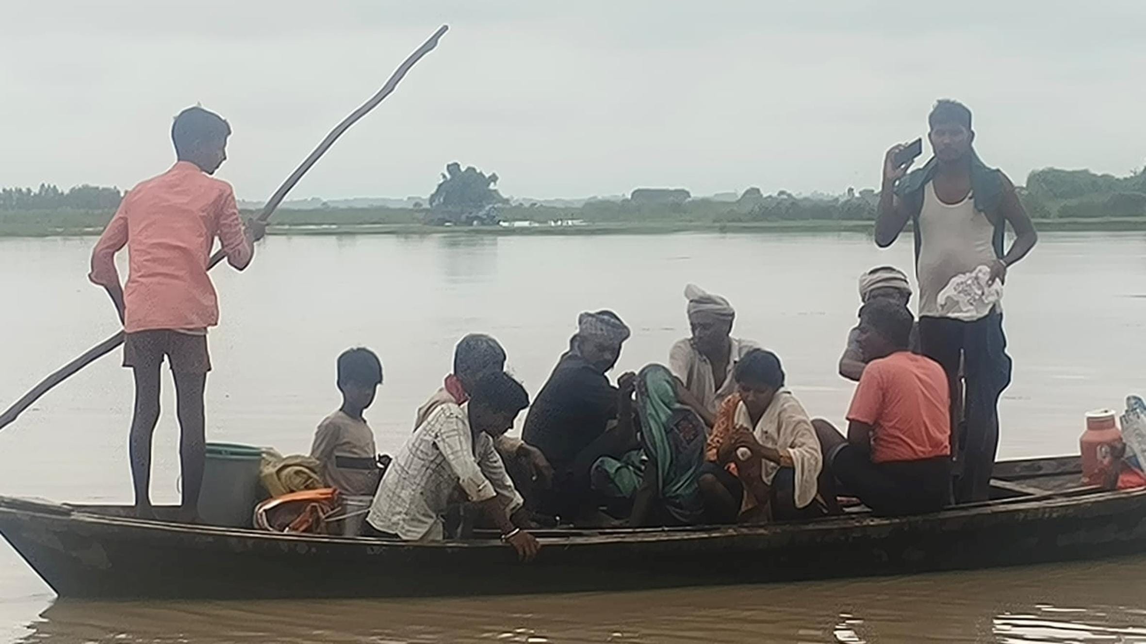 सरयू में बाढ़ से गांवों में बिगड़े हालात। सरयू में बाढ़ से गांवों में बिगड़े हालात।