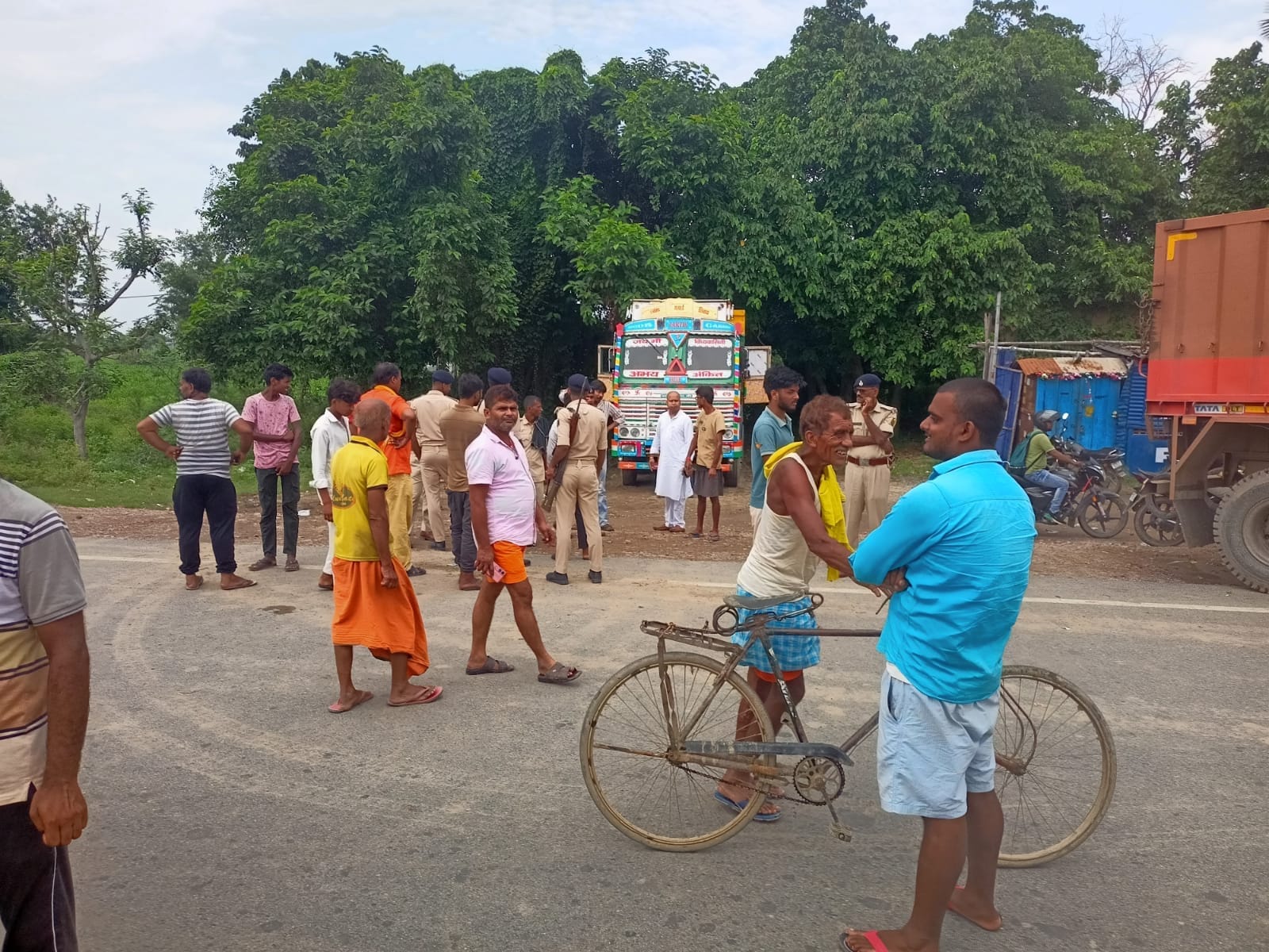 सड़क हादसे के बाद NH-19 को जाम करते आक्रोशित ग्रामीण