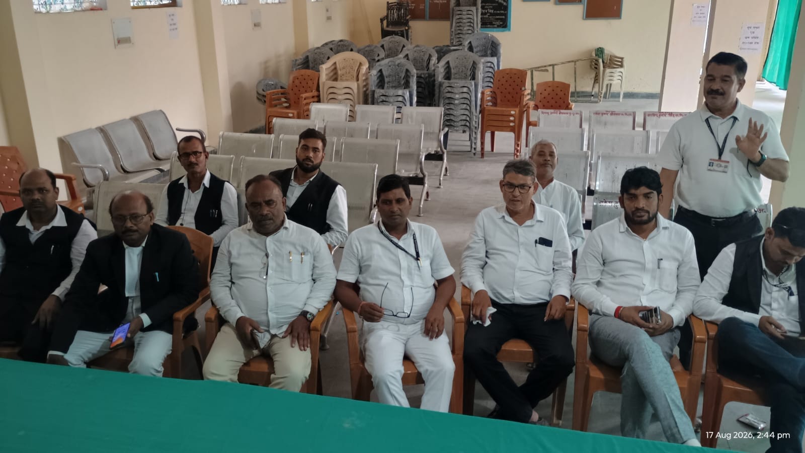 स्व. रामकरन यादव दादा स्मृति हाल में कार्यबहिष्कार व धरने को लेकर बैठक करते कलेक्ट्रेट व तहसील 