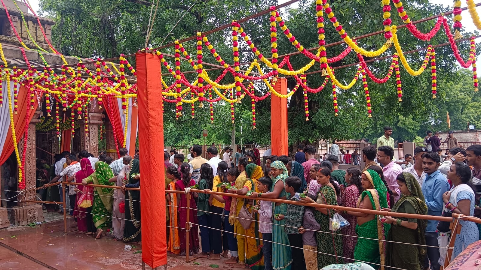 सावन के तीसरे सोमवार को श्री पंचमुखी महादेव का अभिषेक करते श्रद्धालु, संवाद सावन के तीसरे सोमवार को श्री पंचमुखी महादेव का अभिषेक करते श्रद्धालु, संवाद