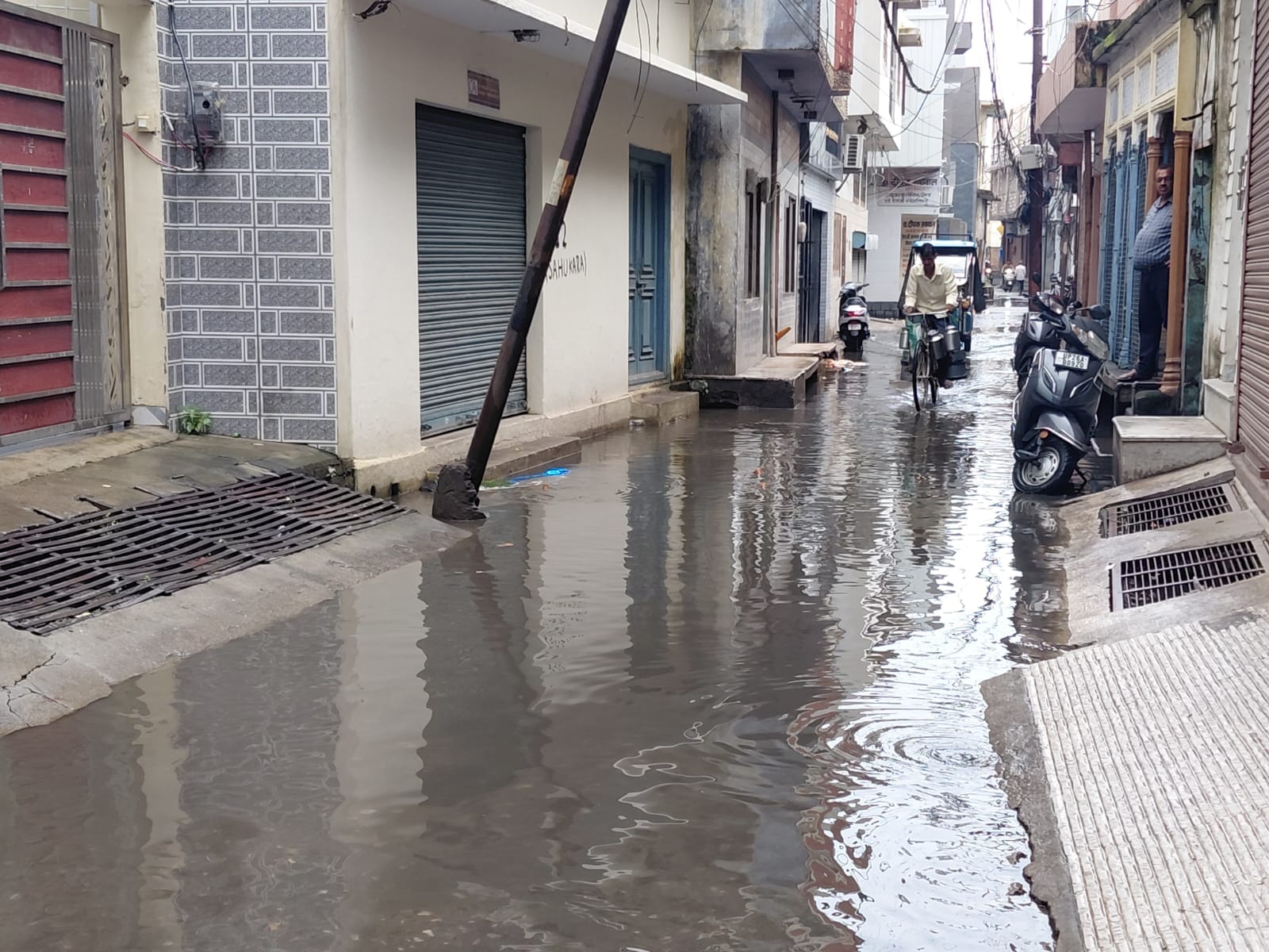शहर के लक्ष्मी टॉकीज मार्ग पर जलभराव। संवाद शहर के लक्ष्मी टॉकीज मार्ग पर जलभराव। संवाद