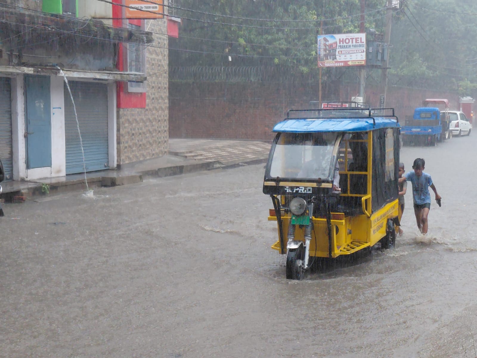 शहर के लक्ष्मी टॉकीज मार्ग पर जलभराव। संवाद शहर के लक्ष्मी टॉकीज मार्ग पर जलभराव। संवाद