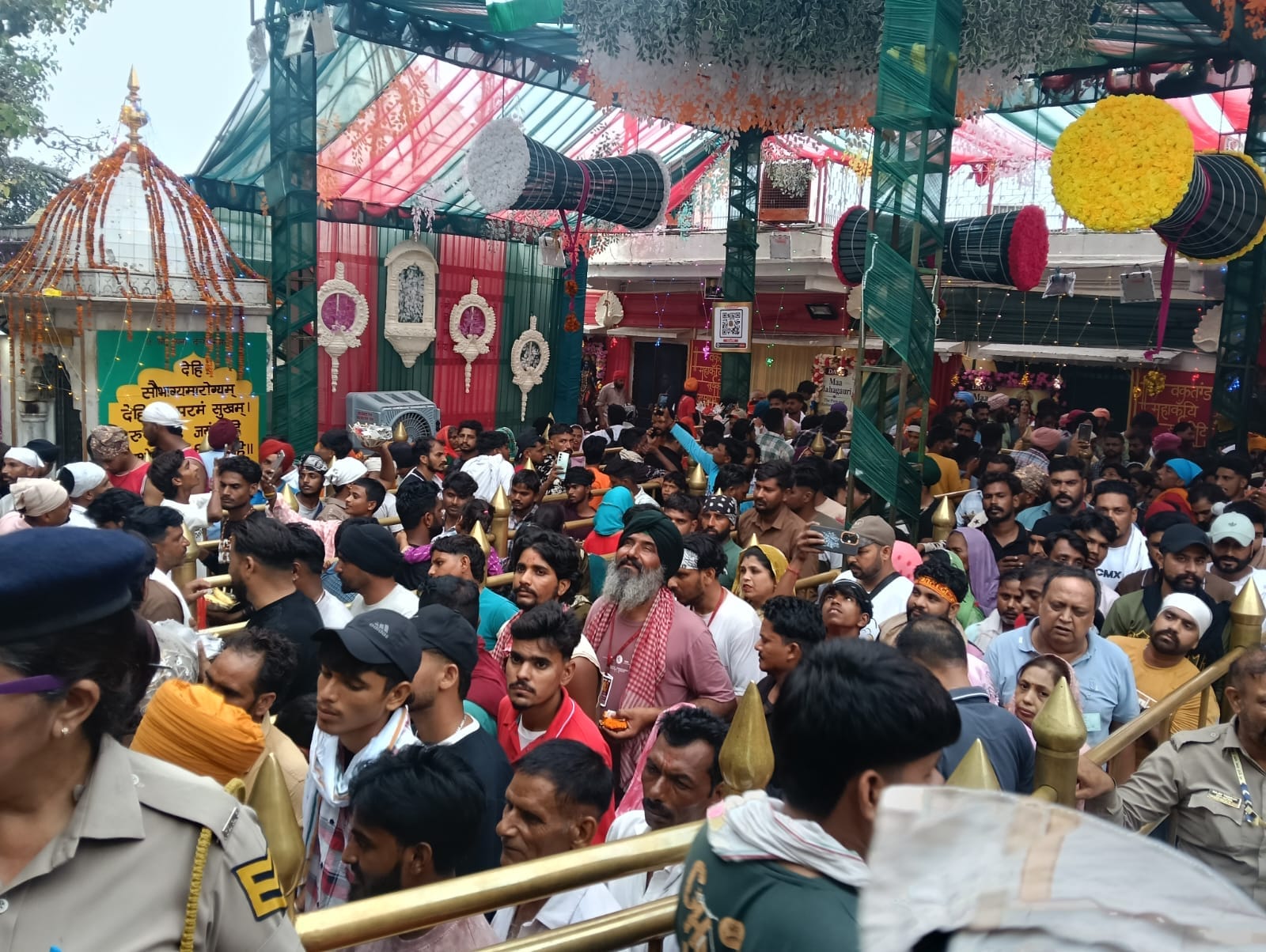 श्री नयना देवी जी में दर्शन के लिए पहुंचे श्रद्धालु। संवाद