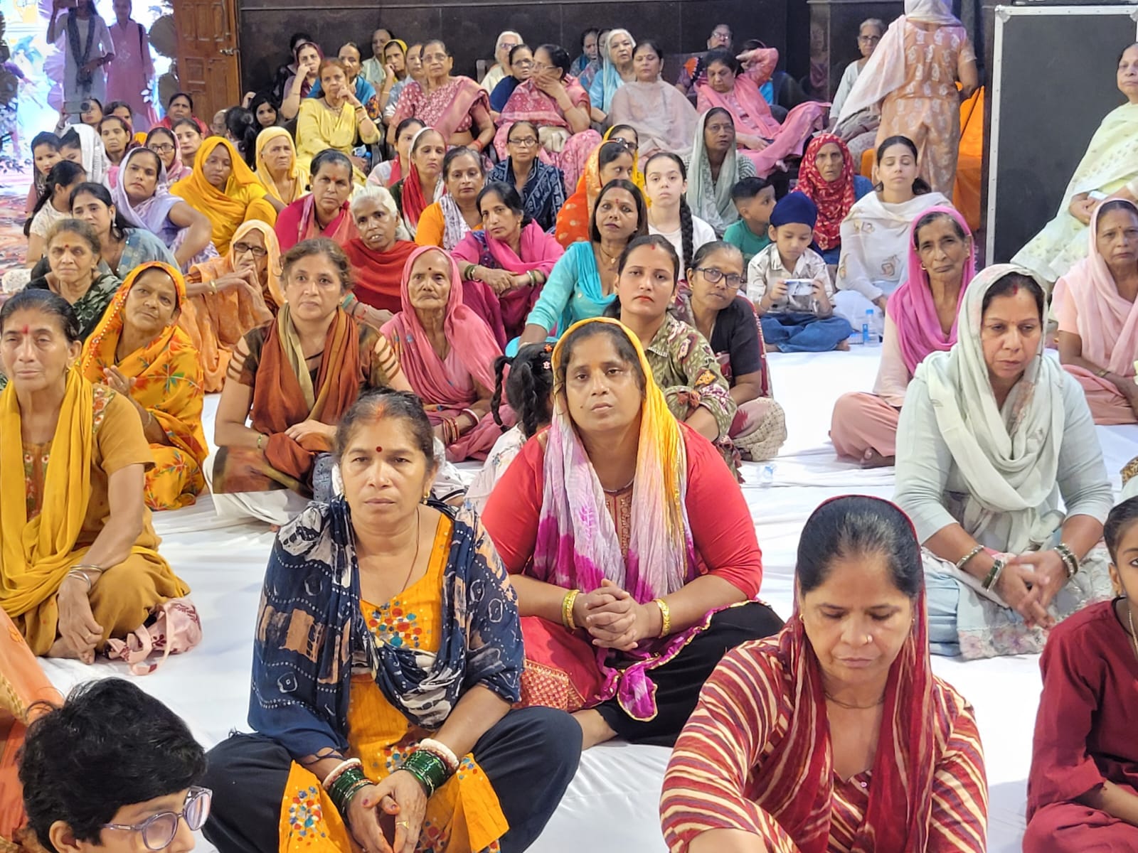 शिव महापुराण कथा करते आचार्य लालमणि पांडेय। स्रोत : मंदिर