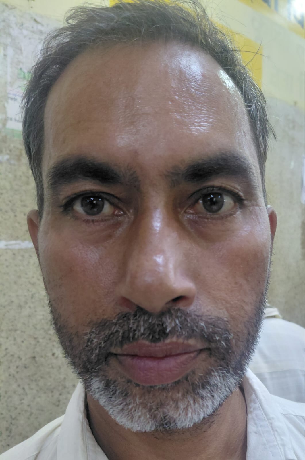 दवा काउंटर पर लगी मरीजों की भीड़। संवाद दवा काउंटर पर लगी मरीजों की भीड़। संवाद