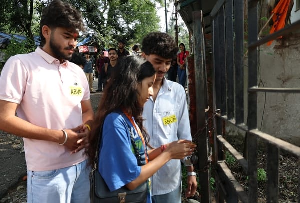 धर्मशाला कॉलेज के गेट पर ताला लगा होने के बाद बाहर एकत्रित विद्यार्थियों की भीड़। -अमर उजाला