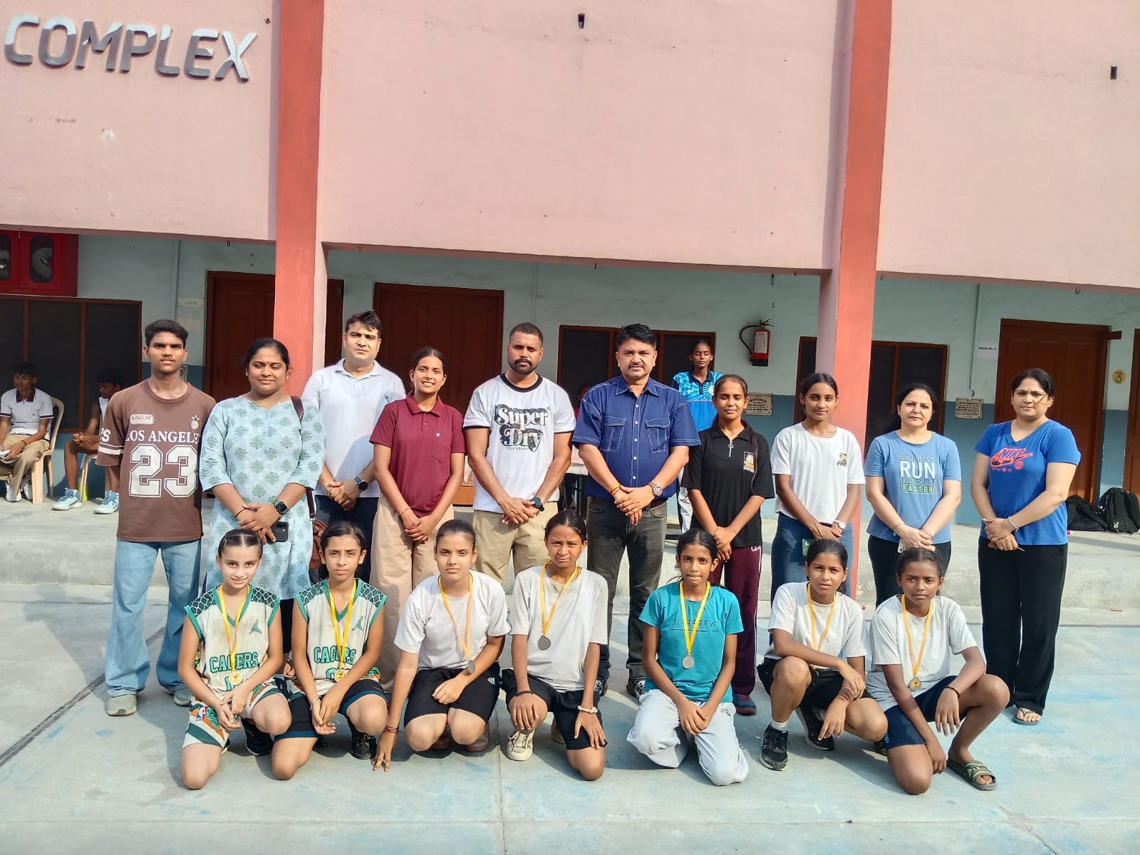 विजेता खिलाड़ियों के साथ एसोसिएशन के पदाधिकारी, अतिथि व अन्य। आयोजक